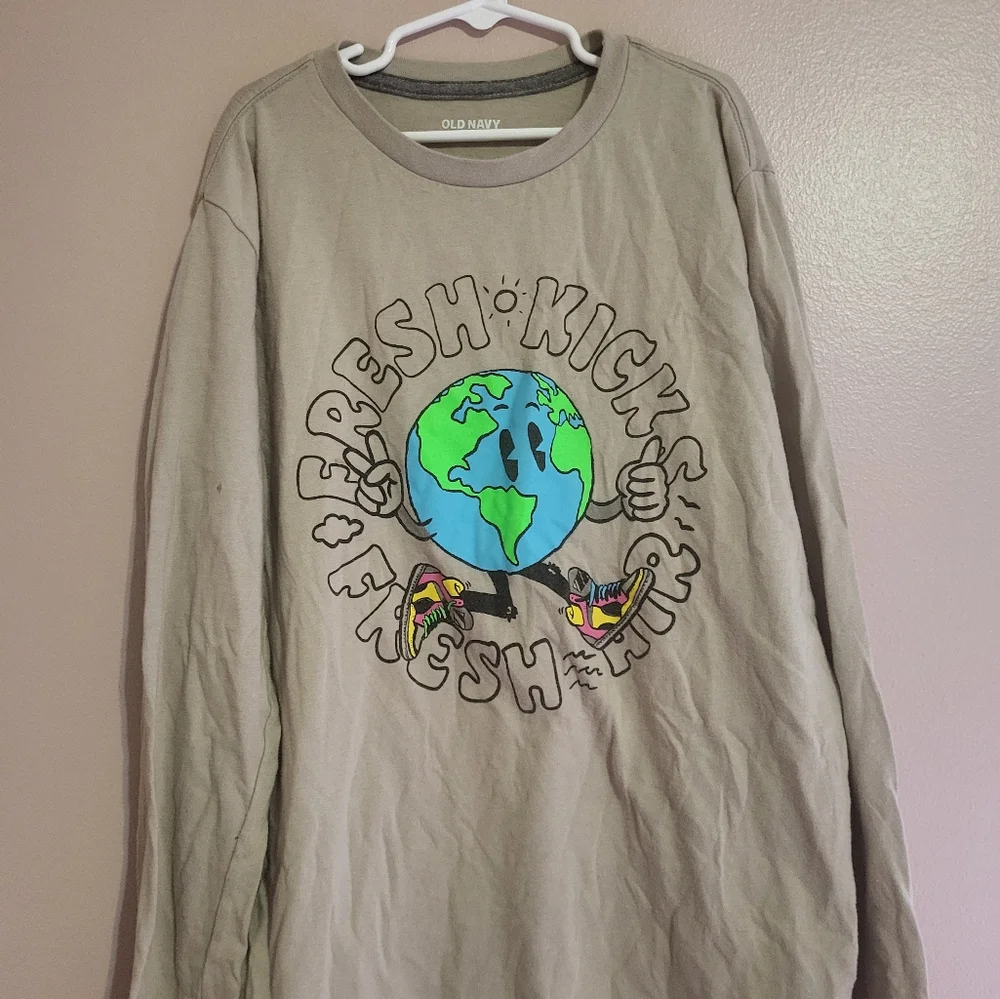 🌞 Old Navy Gray Long Sleeve with Earth Graphic
